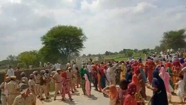 चिड़ियागांधी गांव में 21 जुलाई से ही माहौल तनावपूर्ण बना हुआ है। ग्रामीणों का आरोप है कि ईद के मौके पर यहां गोकशी की गई। उसकी पुष्टि भी एफएसएल की रिपोर्ट में हो चुकी है। गोकशी करने वालों के खिलाफ एक्शन की मांग को लेकर ग्रामीण यहां धरना दे रहे थे। इस बीच मंगलवार को आंदोलनकारियों को धरना स्थल से खदेड़ने के बाद माहौल बिगड़ गया है।