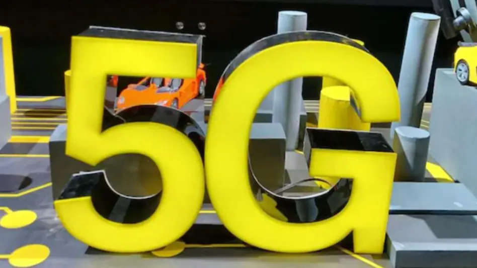 5G नेटवर्क में 20 Gbps तक डेटा डाउनलोड की स्पीड मिल सकती है। इंटरनेट नेटवर्क के पांचवे जनरेशन को 5G कहते हैं। यह एक वायरलेस ब्रॉडबैंड इंटरनेट सर्विस है, जो तरंगों के जरिए हाई स्पीड इंटरनेट सेवा उप्लब्ध कराती है। इसमें मुख्य तौर पर तीन तरह के फ्रीक्वेंसी बैंड होते हैं।