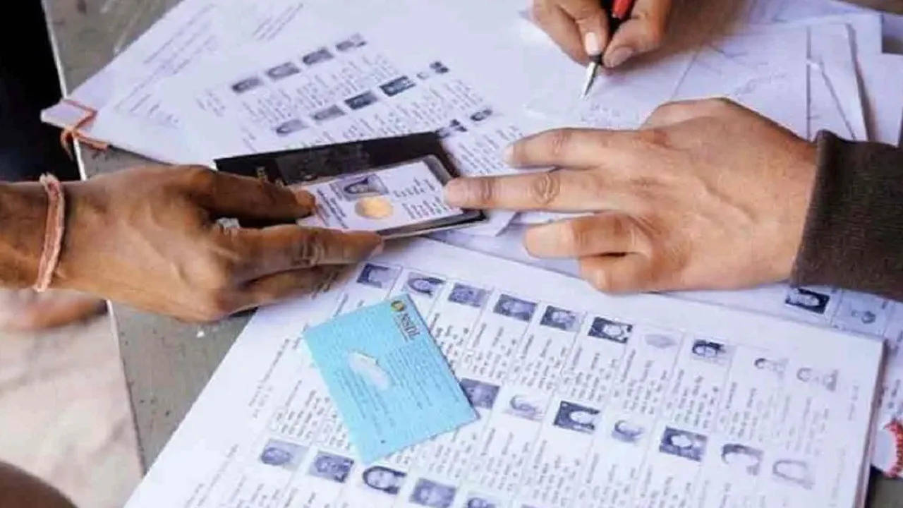  अब एक जनवरी के अलावा एक अप्रैल, एक जुलाई व एक अक्टूबर को 18 वर्ष की आयु पूरी करने वाले मतदाता बन सकेंगे। मुख्य निर्वाचन अधिकारी अजय कुमार शुक्ला ने बुधवार को मतदाता पंजीकरण फार्मों में हुए संशोधन के बारे में राजनीतिक दलों को जानकारी दी।