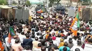 रायपुर पुलिस की तरफ से जारी किए गए आधिकारिक बयान में कहा गया है कि भारतीय जनता पार्टी, भारतीय जनता युवा मोर्चा के लगभग 8 से 9 हजार नेता और कार्यकर्ताओं ने रैली निकाली और बैरिकेड तोड़कर पुलिसकर्मियों के साथ झूमा-झटकी की।