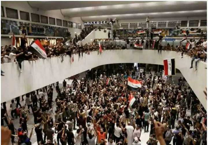 इराकी संसद भवन में प्रदर्शनकारी
