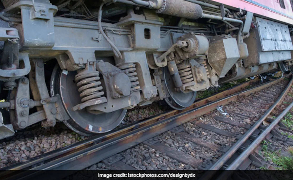  दिल्ली से रोहतक जा रही मालगाड़ी के 10 डिब्बे रविवार सुबह दस बजे पटरी से उतर गए। इसमें डिब्बों में भरा कोयला बिखर गया और यातायात प्रभावित हुआ। हादसे की सूचना मिलते ही रेलवे प्रशासन ने बिजली सप्लाई को रुकवा दिया। दिल्ली-रोहतक ट्रैक क्षतिग्रस्त, राजधानी जाने वाली 2 ट्रेनें रोकीं। 
