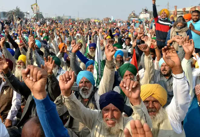 भारतीय किसान यूनियन  नेता राकेश टिकैत ने उपस्थित लोगों को संबोधित करते हुए मांग की