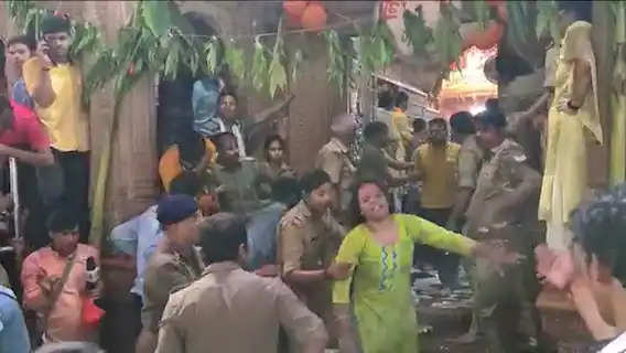 ​​​​​​​ डीएम,एसएसपी ,नगर आयुक्त सहित भारी पुलिस बल मौजूद था। हादसा होते ही पुलिस और निजी सुरक्षाकर्मियों ने बेहोश हो रहे श्रद्धालुओं को मंदिर से निकालना शुरू कर दिया। हादसे में नोएडा सेक्टर 99 निवासी महिला निर्मला देवी, पत्नी देव प्रकाश और रुक्मणि बिहार कालोनी निवासी व मूल निवासी जबलपुर के राम प्रसाद विश्वकर्मा (65) की मौत हो गई। 