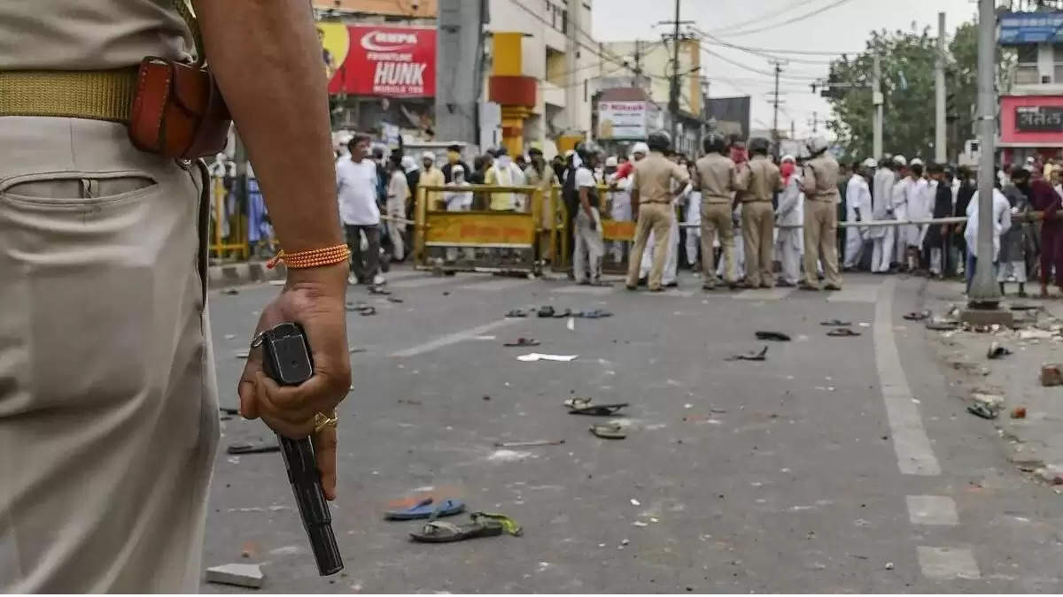 रायपुर न्यूज, छत्तीसगढ़ न्यूज, भाजयुमो का हल्लाबोल विरोध-प्रदर्शन, raipur news, chhattisgarh news, bjyumo hallabol protest  Police in action after Halla Bol demonstration; Case against more than 20 BJP workers in Raipur  हल्ला बोल प्रदर्शन के बाद एक्शन में पुलिस; रायपुर में 20 से ज्यादा भाजपाइयों पर केस   भाजपा नेता तुषार चोपड़ा ने मारा पुलिस जवान को थप्पड़   रायपुर- भाजपा नेता तुषार गुप्ता का एक वीडियो सामने आया है। ये पुलिस के साथ धक्का-मुक्की करते दिख रहे हैं। प्रदर्शन के दौरान की गई वीडियोग्राफी और फोटोग्राफी के जरिए पुलिस ने 20 नामजद सहित अन्य भाजपाइयों पर मामला दर्ज किया है। इनके ऊपर हंगामे, तोड़फोड़, शासकीय कार्य में बाधा डालने सहित अन्य मामले शामिल होने का आरोप है।  कांग्रेस के संचार विभाग के प्रमुख सुशील आंनद शुक्ला ने इस मामले में कहा- अभद्रता गुंडागिरी की सारी सीमाओं को पार कर दिया भाजपाईयों ने। इसमें अचानक तुषार ने एक थप्पड़ उन्हें रोक रहे जवान को मार दिया।  NSUI नेता हनी बग्गा ने कहा है कि पुलिसकर्मी को थप्पड़ मारने वाले भाजपा नेता तुषार चोपड़ा की गिरफ्तारी हो, ये मांग लेकर हम SSP से मिलेंगे। छत्तीसगढ़ के रायपुर में बुधवार को BJP-BJYM के हल्ला बोल विरोध प्रदर्शन के बाद अब पुलिस एक्शन में आ गई है। 20 नामजद सहित अन्य भाजपाइयों पर मामला दर्ज किया है।        OCM चौक के पास पुलिस को लाठीचार्ज के लिए उकसाने, अपशब्दों का प्रयोग करने, जवानों से अभद्रता और धक्कामुक्की का आरोप है। पुलिस के मुताबिक, जगदलपुर के कार्यकर्ता अविनाश श्रीवास्तव, आनंद झा और अन्य के खिलाफ अपराध दर्ज किया गया है। वहीं तुषार चोपड़ा और अन्य पर पुलिस से अभद्रता, मारपीट, शासकीय कार्य में बाधा डालने पर कोतवाली थाने में मामला दर्ज किया गया है। ASP सुखनंदन राठौर ने बताया कि सीसीटीवी फुटेज और वीडियो के आधार पर और लोगों की भी पहचान की जा रही है। इन सब पर कार्रवाई की जाएगी।   शहीद भगत सिंह चौक पर निखिल सिंह राठौर निवासी भानुप्रतापपुर, राज कमल राठौर निवासी सक्ती, सतनाम सिंह निवासी रायगढ़, सूरज शर्मा निवासी रायगढ़, मयूरेश केसरवानी निवासी सारंगढ़, आलोक पटेल निवासी डभरा चंद्रपुर और अन्य के द्वारा तोड़फोड़ करने, संपत्ति को नुकसान पहुंचाने, पुलिस कर्मचारियों को धक्का देने, शासकीय कार्यों में बाधा पहुंचाने, पुलिस कर्मचारियों पर हमला कर उन्हें घायल करने के आरोप में सिविल लाइंस थाने में केस दर्ज किया गया है।   रायपुर पुलिस की तरफ से जारी किए गए आधिकारिक बयान में कहा गया है कि भारतीय जनता पार्टी, भारतीय जनता युवा मोर्चा के लगभग 8 से 9 हजार नेता और कार्यकर्ताओं ने रैली निकाली और बैरिकेड तोड़कर पुलिसकर्मियों के साथ झूमा-झटकी की। इसके बाद अनुराग की पीठ पर डंडे के जख्म वाली तस्वीरें सामने आईं। भाजपा की तरफ से कहा गया है पुलिस ने लाठी चार्ज करते हुए अनुराग को पीटा।     इधर भाजपा के हल्ला बोल विरोध-प्रदर्शन पर अब फोटो वॉर भी शुरू हो गया है। जहां पुलिस का कहना है कि कार्यकर्ताओं ने पुलिस जवानों पर हमला कर उन्हें घायल कर दिया, तो भाजपाइयों का कहना है कि पुलिस ने उन पर लाठीचार्ज किया। प्रदर्शन खत्म होने के बाद अब दोनों ही तरफ से एक दूसरे पर जुल्म करने जैसे आरोप लगाते हुए फोटो वॉर शुरू हो गया है। पुलिस के अपने दावे हैं और भाजपाइयों के अपने।    भाजपा की तरफ से दावा किया गया है कि रायपुर के लाखे नगर निवासी ऋषिकांत साहू के दाएं पैर में फ्रैक्चर हो गया। ये हल्ला बोल आंदोलन में शामिल थे, पुलिस से हुई धक्का-मुक्की में घायल हुए। भाजपा नेताओं ने कहा है कि भगत सिंह चौक की तरफ से CM आवास का घेराव करने जाते वक्त पुलिस ने उन पर लाठीचार्ज किया। ओपी चौधरी की अगुवाई में अनुराग चौबे नाम के कार्यकर्ता घेराव के आगे बढ़ा तो पुलिस से झड़प हुई। कुछ पुलिस वालों को चोटें आईं और कुछ को फ़्रैक्चर हुआ है। कांग्रेस पार्टी ने इस मामले में एक वीडियो जारी किया है। इसमें महिला पुलिकर्मी दावा कर रही हैं कि भाजपा के प्रदर्शनकारियों ने उनके बाल खींचे और धक्का दिया।