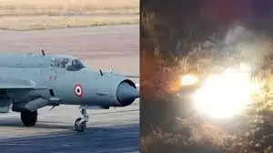 बाड़मेर में वायुसेना का MIG-21 फाइटर प्लेन आबादी इलाके से करीब दो किलोमीटर दूर रेत के टीले पर क्रैश हुआ। इस हादसे में IAF के दो पायलट शहीद हो गए। IAF  फाइटर विमान मिग-21 उतरलाई एयरबेस से ट्रेनिंग के लिए उड़ान भरी थी। भारतीय वायुसेना के मुताबिक, तकनीकी खराबी या किसी अन्य कारण से प्लेन में हवा में ही आग लग गई थी। दोनों पायलट्स को इसका अंदेशा भी हो गया था। ऐसे में सूझ-बूझ दिखाते हुए दोनों मिग को गांव से दूर ले गए और रेत के टीलों में वह क्रैश हो गया। 3 किलोमीटर तक धमाका सुनाई दिया, जहां मिग गिरा वहां आसपास के रेत के टीलों में भी आग फैल गई।