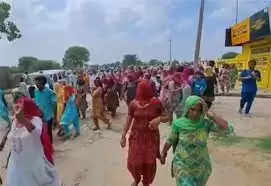 चिड़ियागांधी गांव में 21 जुलाई से ही माहौल तनावपूर्ण बना हुआ है। ग्रामीणों का आरोप है कि ईद के मौके पर यहां गोकशी की गई। उसकी पुष्टि भी एफएसएल की रिपोर्ट में हो चुकी है। गोकशी करने वालों के खिलाफ एक्शन की मांग को लेकर ग्रामीण यहां धरना दे रहे थे। इस बीच मंगलवार को आंदोलनकारियों को धरना स्थल से खदेड़ने के बाद माहौल बिगड़ गया है।