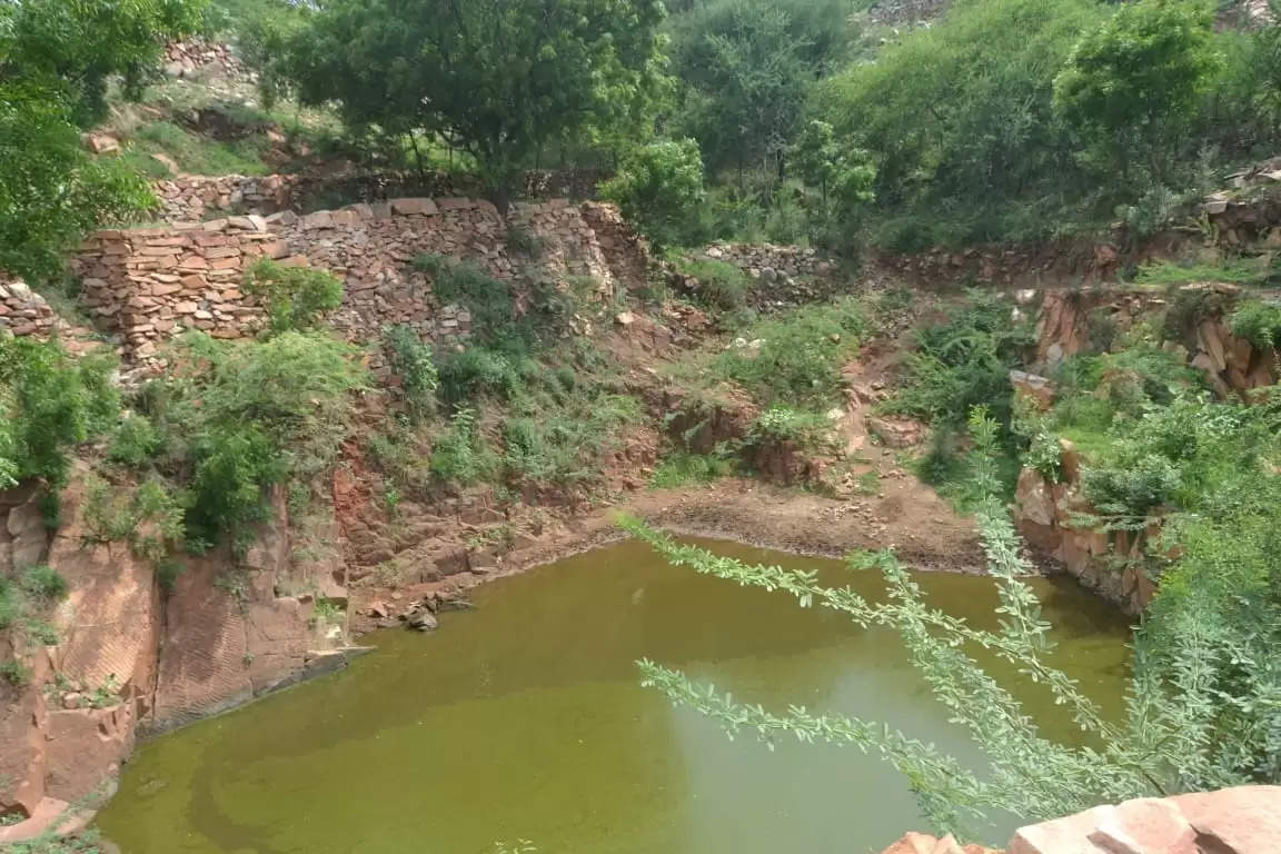 हरियाणा का दशरथ मांझी - दादरी के कल्लू राम ने चार हजार फुट ऊंची पहाड़ी को  को तोड़ 50 साल में बना डाला तलाब